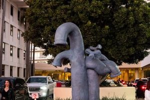 [Woody De Othello][0], _Fountain_ (2021), Frieze Projects, Frieze Los Angeles (17–20 February 2022). Courtesy Ocula. Photo: Charles Roussel.


[0]: https://ocula.com/artists/woody-de-othello/